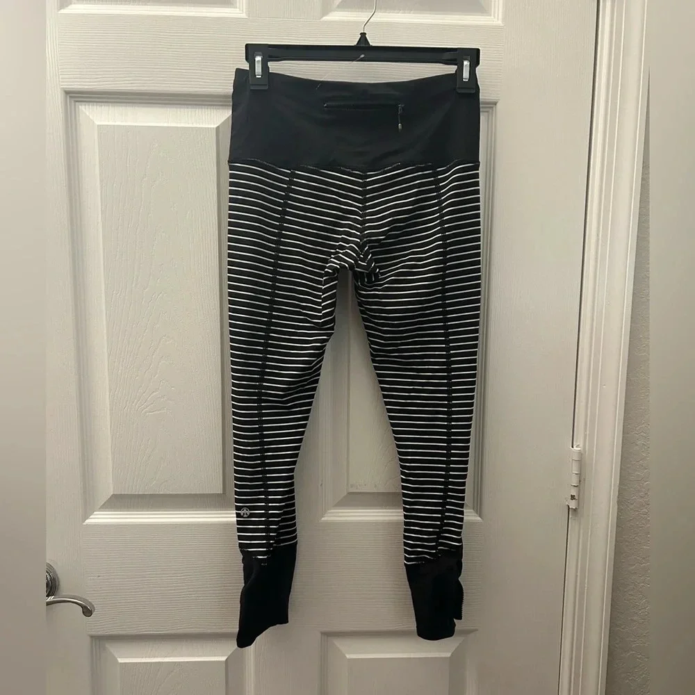 ! Lululemon Run day Crops Size 4 stripped black and white